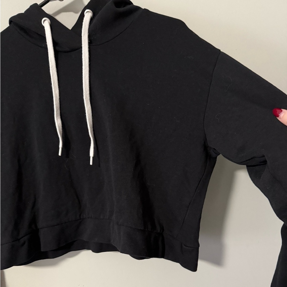 H&M Divided Black Cropped Sweatshirt - Picture 2 of 5